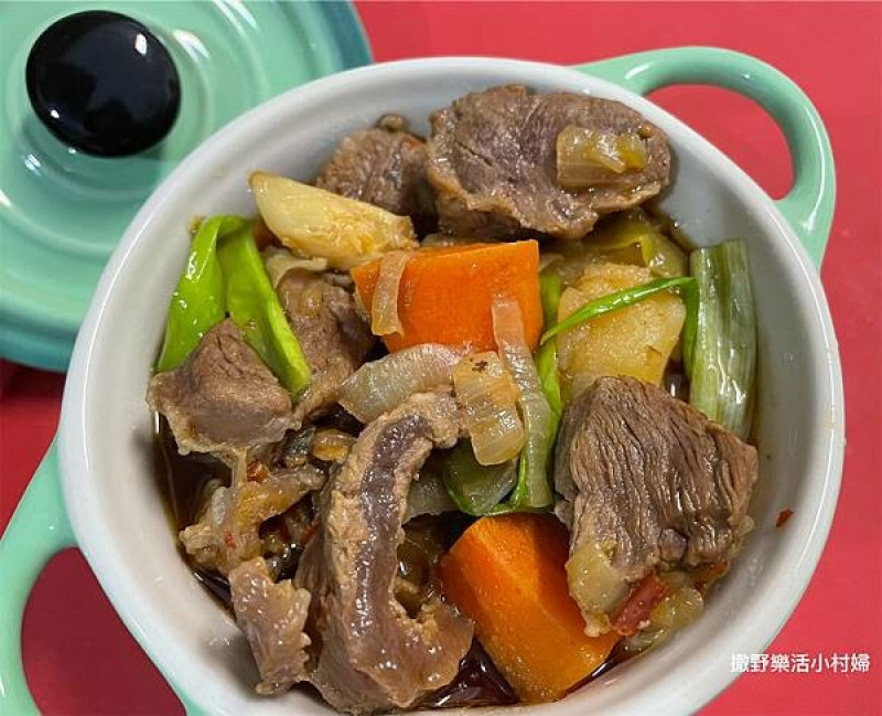 ★台式啤酒燉牛肉★ 超簡單的暖胃電鍋料理｜搞定挑嘴老公和不吃飯小孩｜牛肉軟嫩蔬菜也好入味