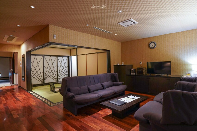 日本【九州大分｜住宿】由布院UBL Hotel。近金鱗湖溫泉飯店一泊二食，房間內超大湯屋，融合洋式床型及榻榻米一