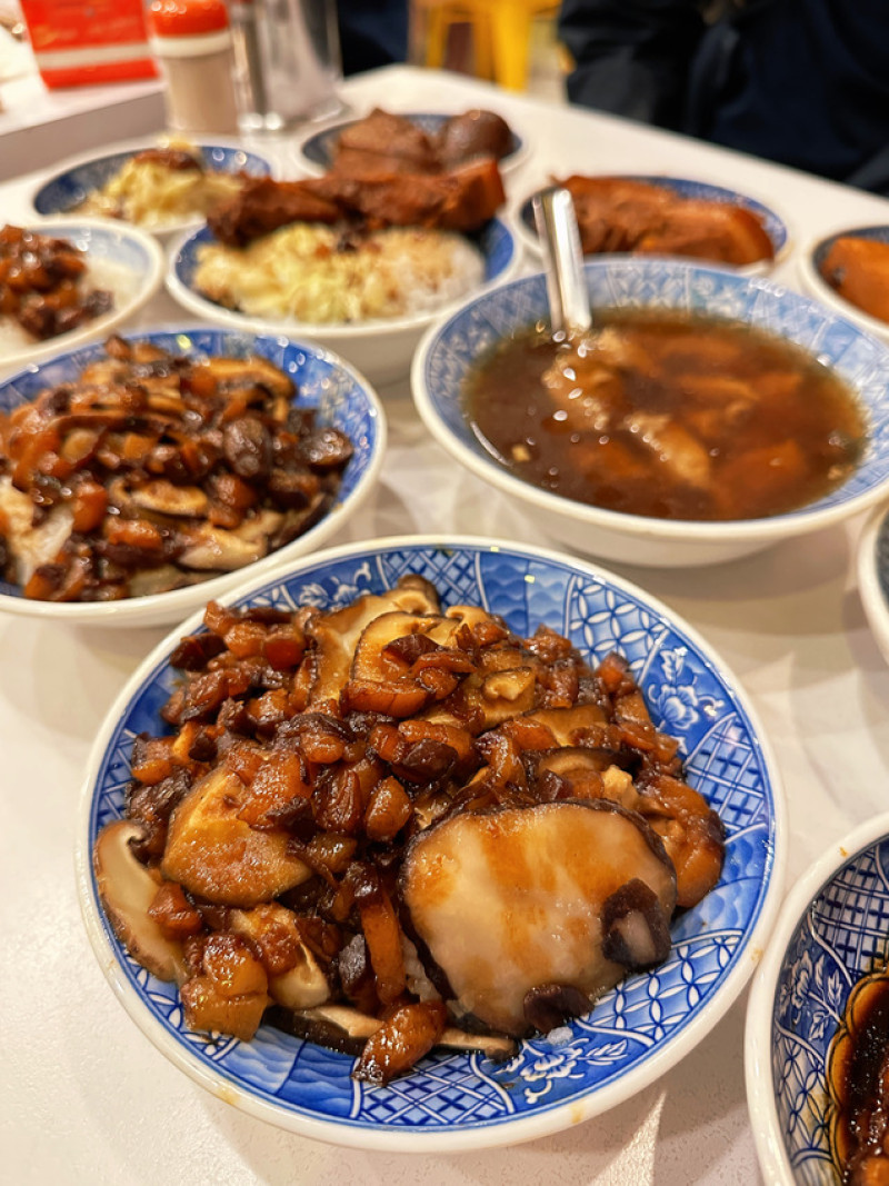 [慧♡響食】小王煮瓜.華西街美食.在地飄香黑金滷肉飯