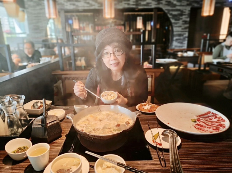 台北市中正區【西門町火鍋推薦】結合現代與時尚的飲食觀 無老鍋 令人讚嘆的時尚五感饗宴 冰淇淋豆腐 無老辣香 麵包豆腐白湯鍋 讓人食指大動 愛就一起快樂GO !