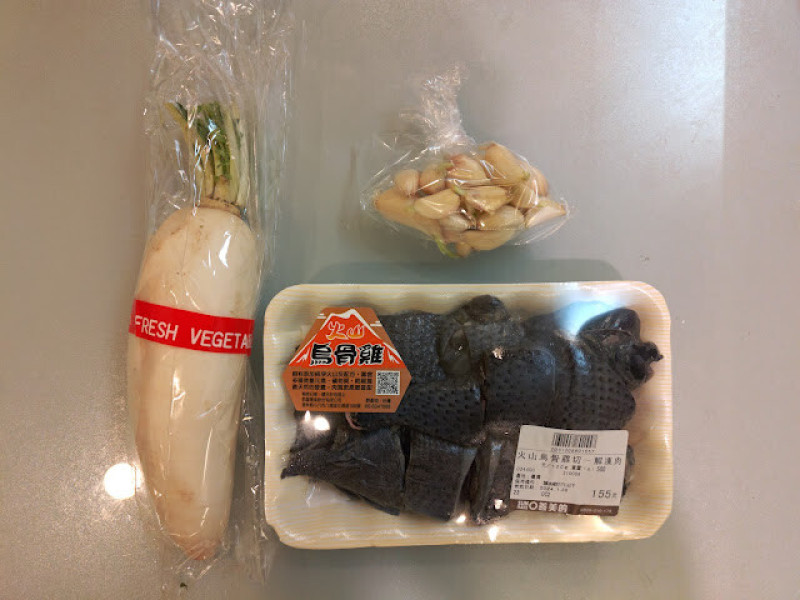 【都市小廚】寒冬中溫暖你的心，蒜頭蘿蔔烏骨雞湯 - 大漠國渡