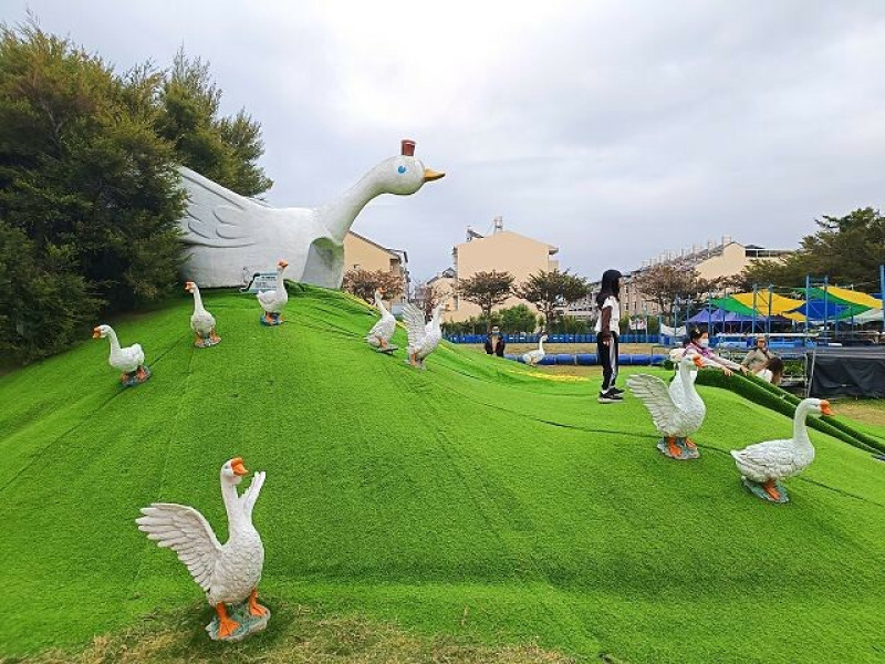 雲林縣斗六市鵝童樂園 | 雲林斗六免門票親子景點．以鵝為主題的休閒園地．旋轉天鵝好療癒．餵鵝好有趣！