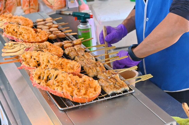 台中市北屯區台中最夯海鮮批發超市 假日海鮮市集巨無霸烤龍蝦必吃/阿布潘水產