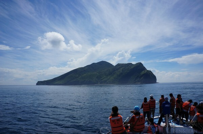 宜蘭縣頭城鎮龜山島賞鯨｜龜山島半日遊》賞鯨登島繞島三合一，賞龜山島八景，牛奶海立槳好好玩