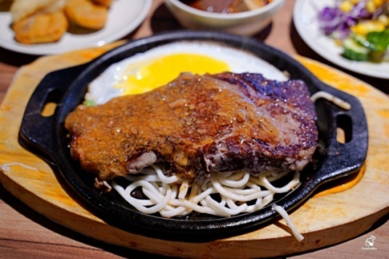 艾佳牛排館 250元起近百種沙拉吧自助吃到飽 炸物種類根本媲美夜市鹹酥雞 直接吃爆！