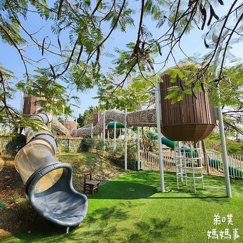 高雄市小港區【高雄‧小港】坪鳳公園│斜坡超長溜滑梯、大童小童都好玩的公園，停車方便， 一旁就是大坪頂熱帶植物園