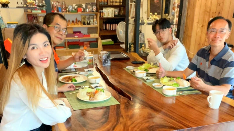 【新竹餐廳推薦】最文藝的咖啡莊園，毛小孩的嬉戲公園！【寵物餐廳】新竹的寶藏花園【新竹場地租借】森園寵物友善樹屋咖啡莊園，有菜單【新竹文藝咖啡】停車場