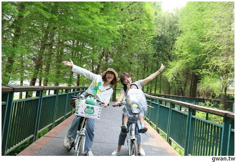 日月潭親子腳踏車推薦，騎電輔車暢遊全球十大最美自行車道，還會送蛙蛙風車耶～