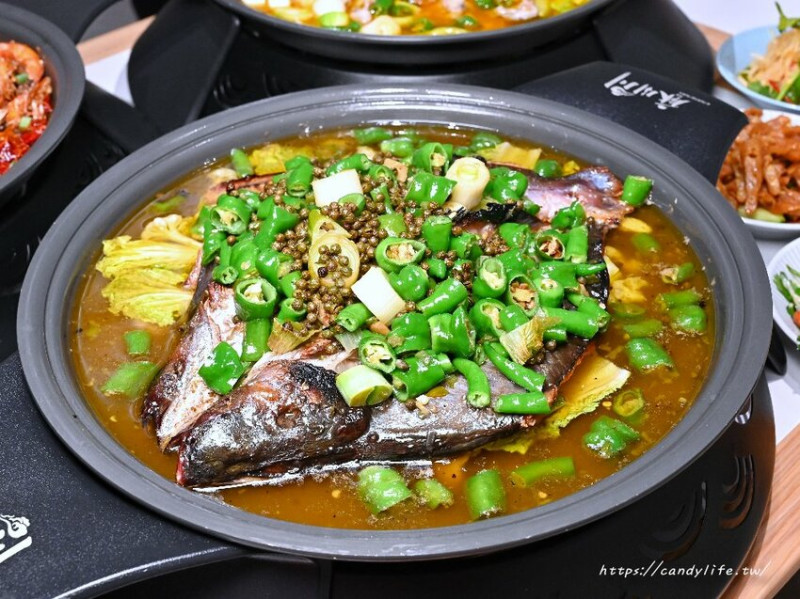台中市北區麻川川青花椒烤魚｜正宗重慶烤魚，主打活魚現烤，口味道地，店裡還有超美月球造景