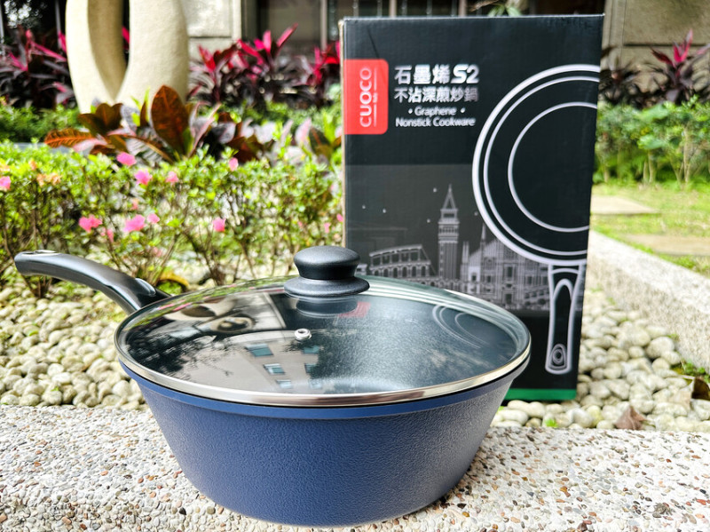 【義大利CUOCO石墨烯小帥鍋】專利石墨烯S2深煎炒鍋，鍋面加熱快導熱均勻縮短料理時間！大幅降低油煙下廚料理更安心，高CP值萬用鍋推薦！外型時尚亮眼，煎煮炒炸樣樣行～