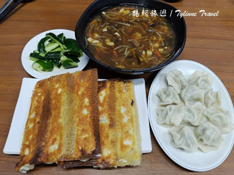 新北市中和區【中和美食】楊家麵食水餃舘，長達15公分巨無霸鍋貼 | 超大碗酸辣湯 | 飽滿大顆水餃 | 新北人氣巷弄美食推薦