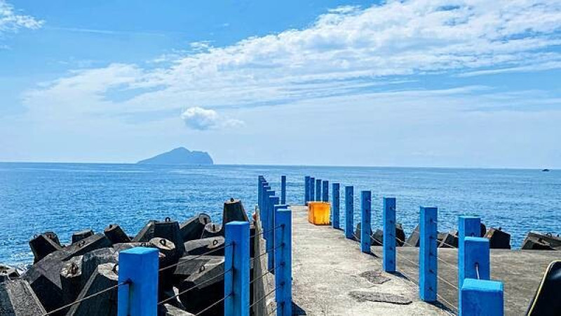 2024頭城最新看海秘境│烏石港北堤│離龜山島最近藍色堤防步道│龜山朝日最佳觀賞點│衝浪最佳觀賞視角│火豚食品│宜蘭最新網美新的打卡點