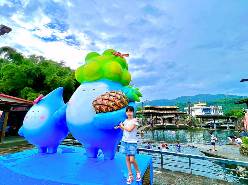 宜蘭縣員山鄉螃蟹冒泡》天然湧泉戲水池，水中溜滑梯、撈魚抓蝦，還有烤魚餐廳可吃