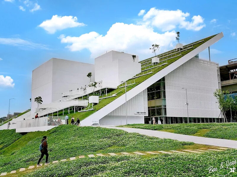 桃園市中壢區桃園市兒童美術館》全台最美的兒童美術館，以當代藝術為主題，純白色斜頂山丘好吸睛