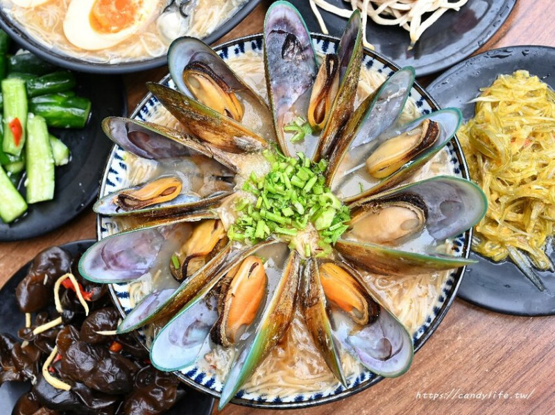 台中市南屯區滿溢麵線｜台中浮誇系小吃，料滿到看不見底下的麵線，還有超狂淡菜麵線每日限量開賣～