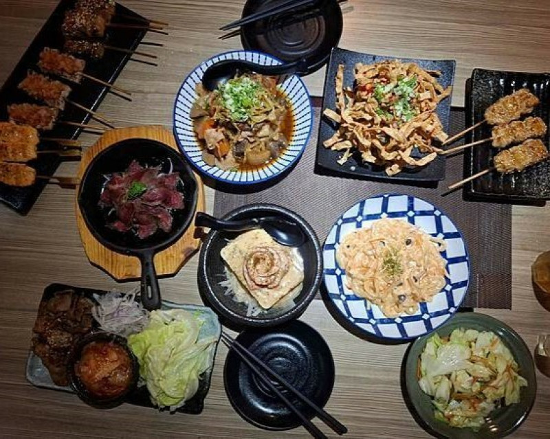 台北市大安區日式風情的「激安の吉烹酒場-敦南三號店」與朋友歡聚的串燒店~是韓劇、日劇主角光環會出現的店家，串燒居酒屋~