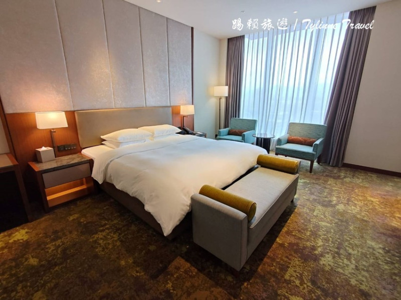 台北市南港區【南港住宿】台北六福萬怡酒店，90平方米豪華套房 | 乾溼分離加浴缸 | 早餐超豐富自助吧 | 台北飯店推薦