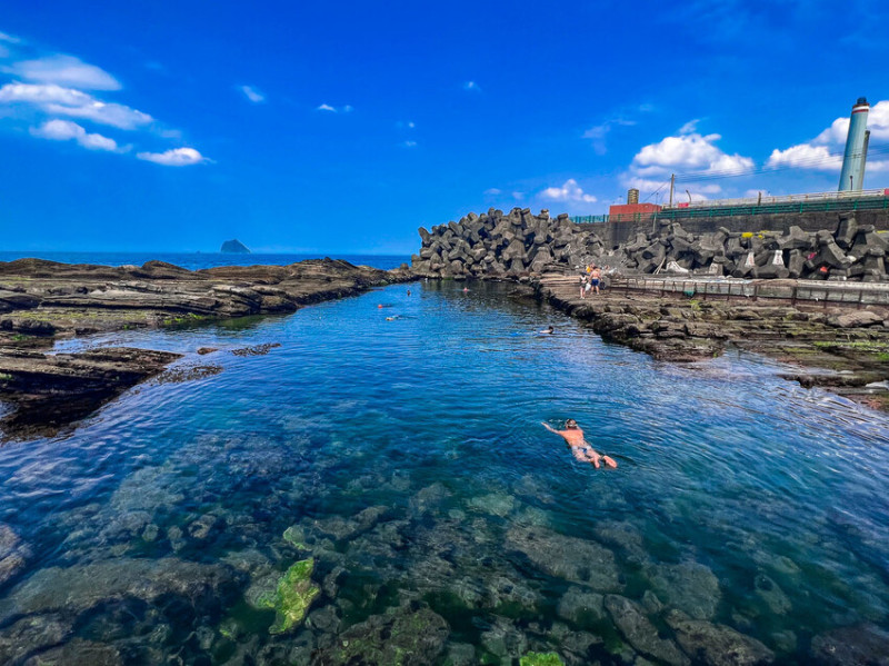 基隆市安樂區外木山海興游泳池｜湛藍海水清澈見底！不用錢免費玩天然海水游泳池