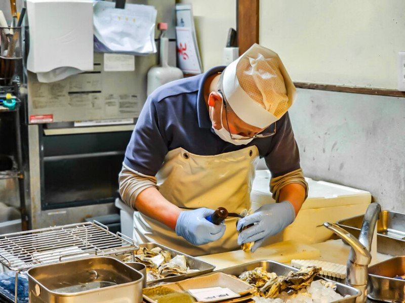 日本牡蠣屋 錦 だいやす(錦大安)｜老師傅新鮮現開大生蠔！一次可以吃到四種日本產地的頂級生蠔吧