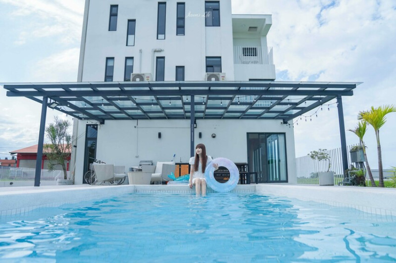 宜蘭縣五結鄉【宜蘭五結｜住宿】光合28・Sunho Villa。包棟獨享整棟百坪純白奶油色系Villa和戶外花園，一泊二食，有KTV