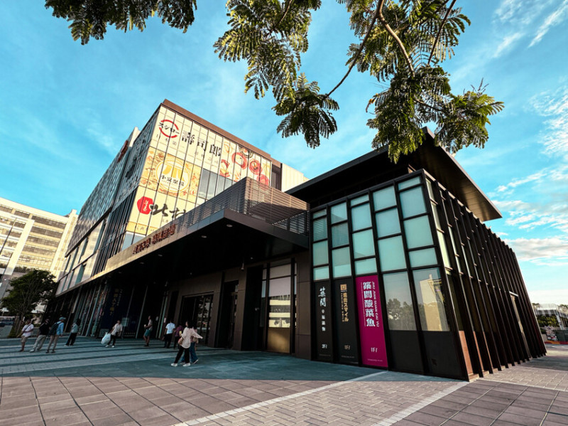 高雄市岡山區岡山樂購廣場 – 購物休閒看醫生，一站體驗！