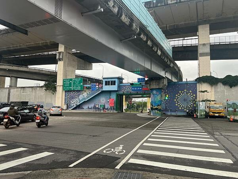 台北市捷運北門站：12月的延平河濱公園花海