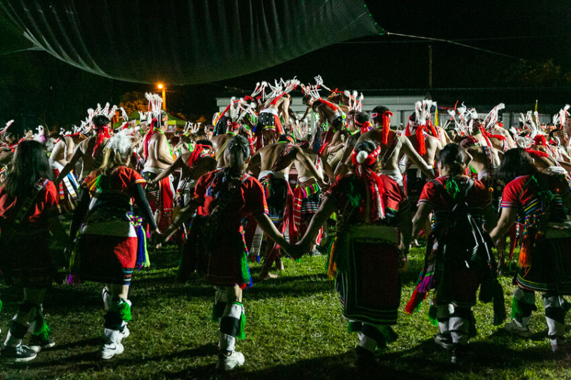 花蓮旅遊景點-2024鳳林鎮吉娜魯岸豐年祭，來感受一下阿美族的熱情與活力吧！一輩子至少該來參加一次的阿美族盛大慶典。（內有飲酒議題未成年請未飲酒）