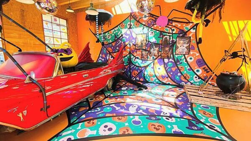 2024華泰名品城萬聖節！免費拍南瓜頭女巫、巨型蜘蛛網驚悚打卡點超吸睛。