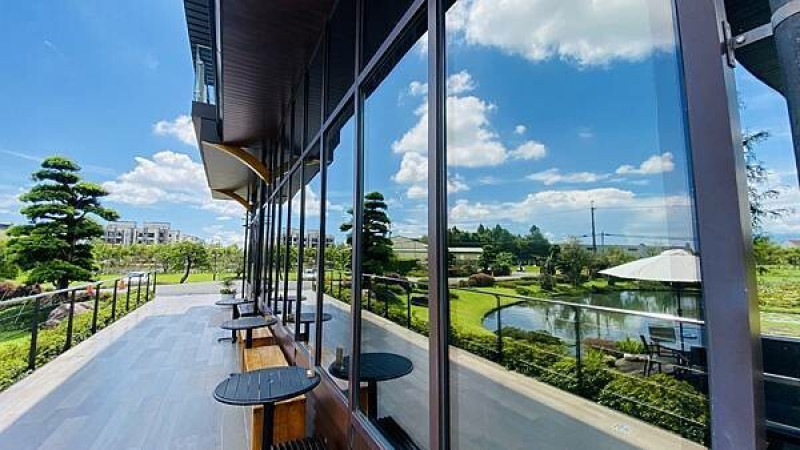 宜蘭隱藏版玻璃屋餐廳！全台唯一鑽石級低碳木建築、觀賞庭園免費逛，順遊天然湧泉消暑去處。