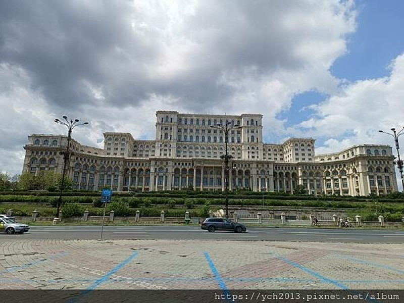 布加勒斯特必訪景點！憲法廣場名人演唱會場地及電影拍攝地，走進歷史大道後來到浪漫餐廳美食體驗。