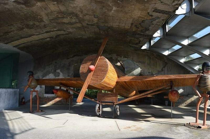 宜蘭員山機堡！超低調神風特攻遺跡，竹製飛機與隧道歷史超吸睛。