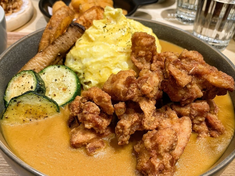 式咖哩醬濃郁又好吃，份量十足，內用小菜、豆腐味噌湯免費續加