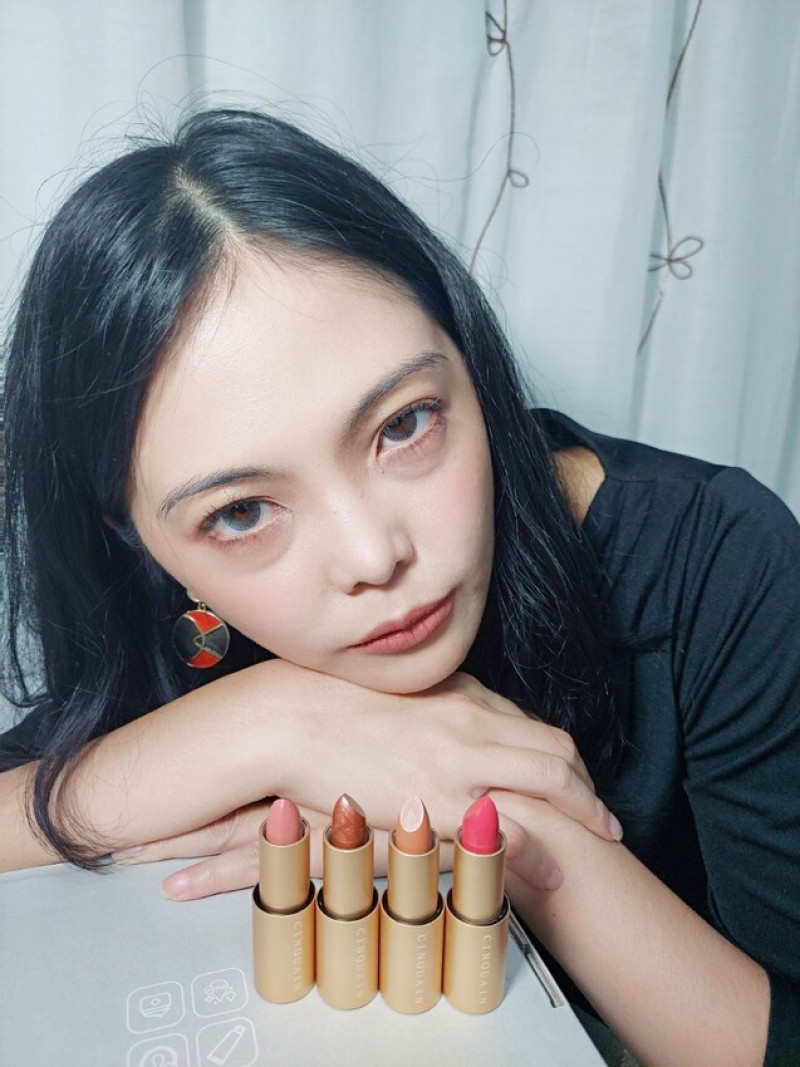 彩妝｜CINQUAIN思珂 星魅晶璨極光唇膏四色 ，超美有高級感的閃爍百搭口紅推薦