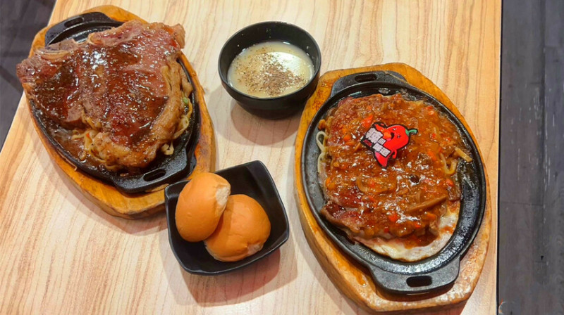 新北市中和區【捷運美食】孫東寶台式牛排教父，CP值超高平價牛排，聚餐推薦！聯手金德老爹，麻辣牛排，強力上市！【牛排推薦】新北美食【中和餐廳】環狀線美食