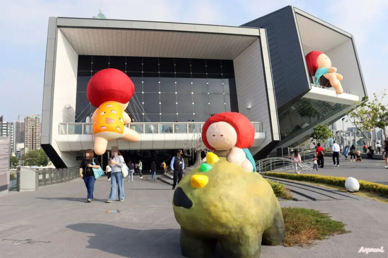 海洋中的一片森林特展藝術家寧芮潔創作的Moi大型氣球裝置爬上高雄港旅運中心超可愛，大家快來找紅髮Moi女孩拍照~展期到2025年2月2日