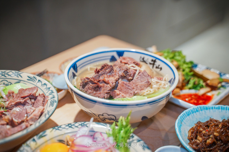 【桃園牛肉麵】牛山．牛肉麵．燒肉飯｜一天只賣5小時，排隊才吃的到的牛肉麵！無訂位，想吃就認命排，招牌燒肉飯也好威，桃園美食