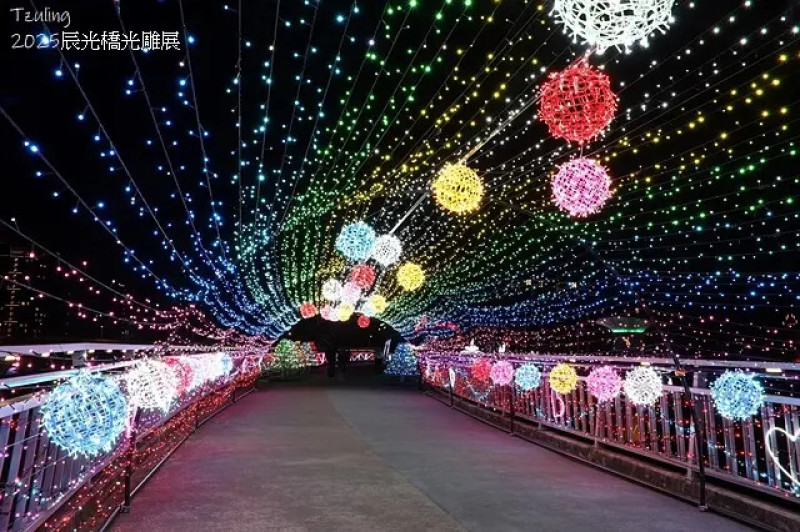 2025新北燈會🏮，靈蛇獻瑞 一起PLAY，活動日期：2025/02/01～02/16｜2025辰光橋光雕展｜情繫辰光，活動日期：2025/01/25～03/23。