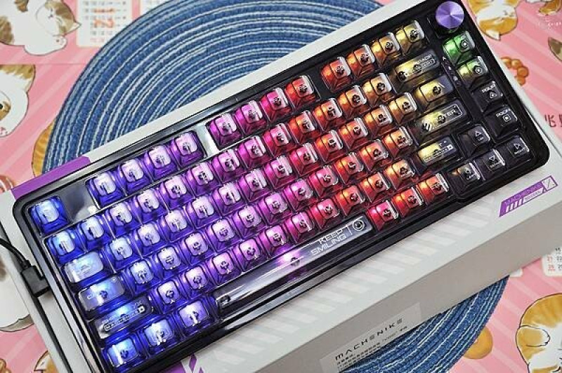 MACHENIKE機械師K500F-81鍵冰瑩軸機械鍵盤，軟彈的鍵盤回饋，長時間打字也不累，回饋聲也不影響旁人，小巧有型炫酷極了