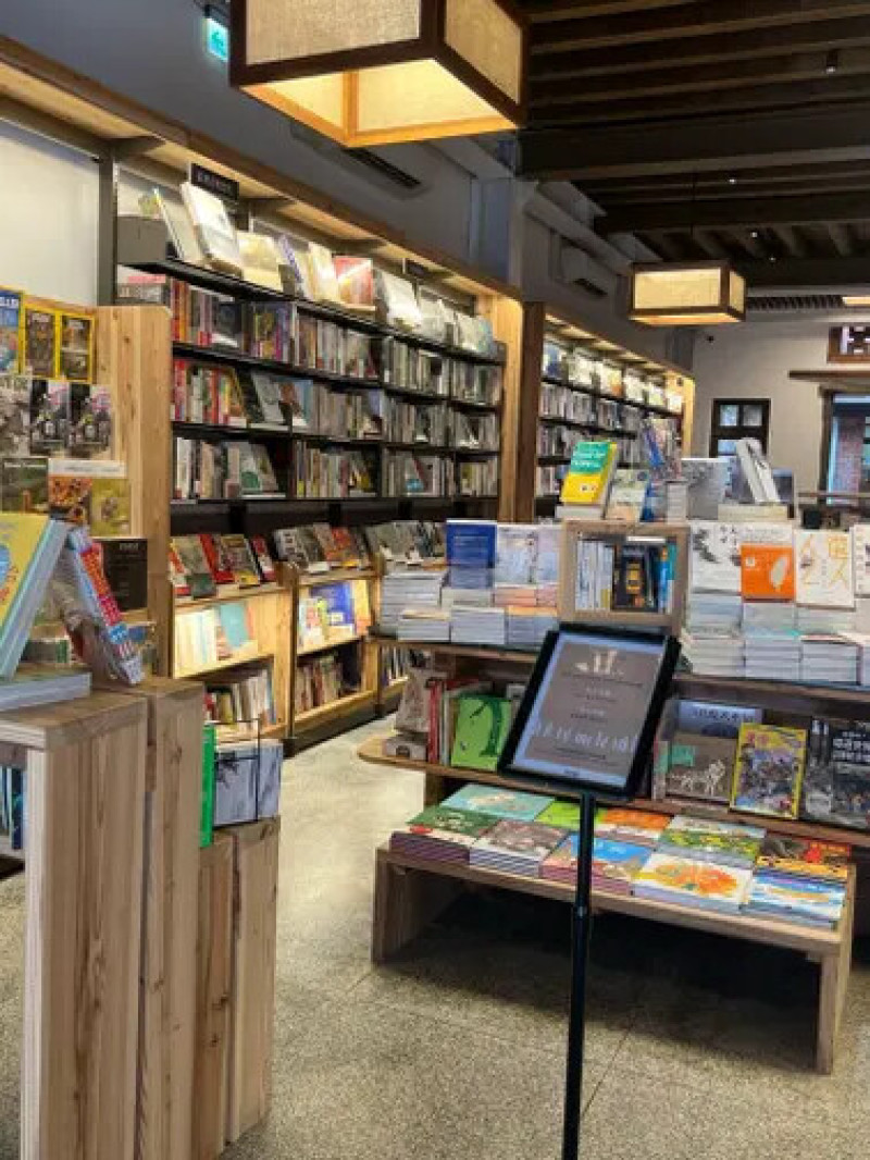 台北大稻埕迪化街：郭怡美書店。百年古厝中的書香咖啡香。
