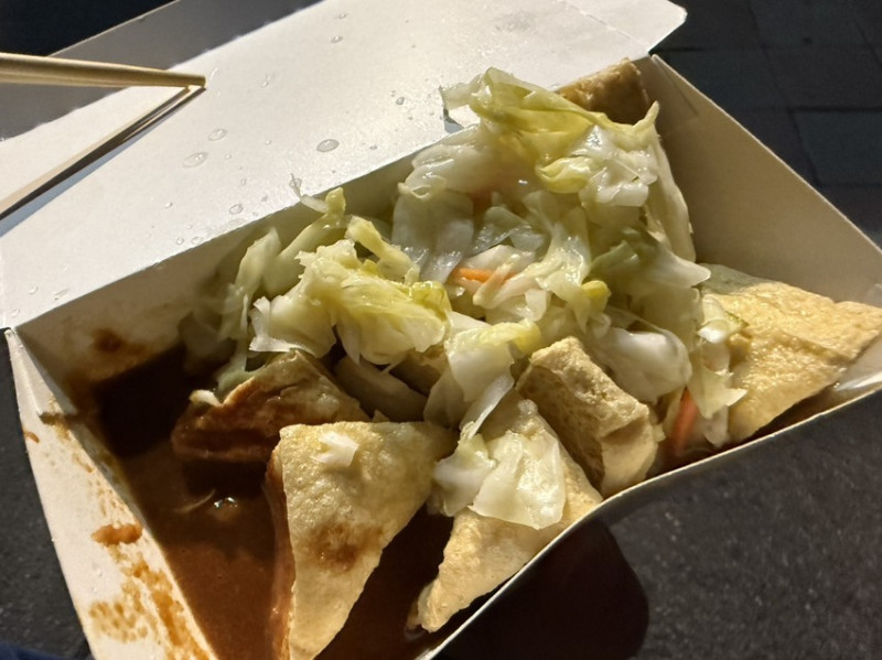 台北市中山區【台北中山美食】連城臭豆腐，臭味巷口即被熏到，入口卻極度美味，超級推薦！