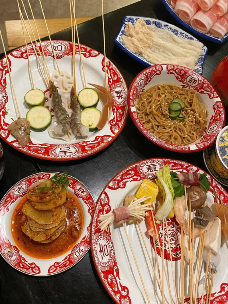 台北市大安區《送生日禮》 🍲🌴聚面｜延吉街巷弄裡的串串x桃花淚x海南椰子雞