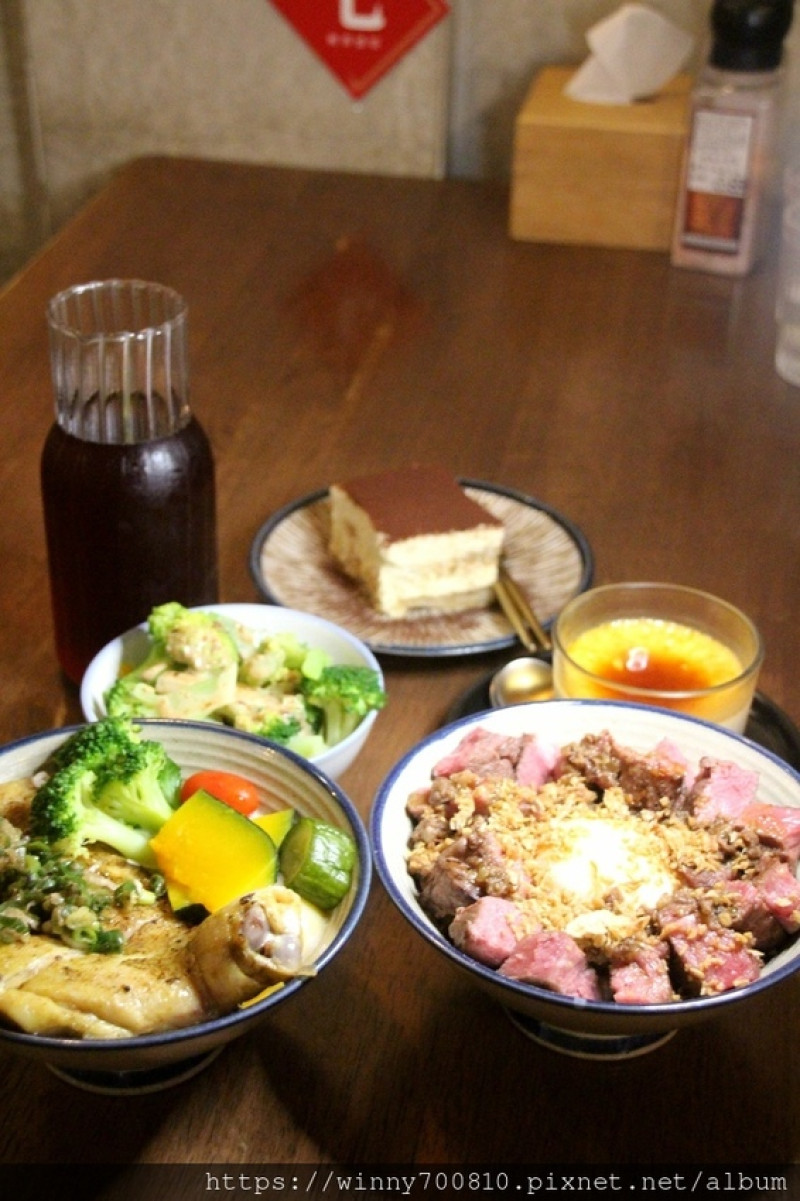 新竹市 東門市場內的【硬派主廚的軟嫩料理 東門店】蔥醬雞腿飯必吃！選用台灣去骨帶踝9兩大小新鮮雞腿舒肥