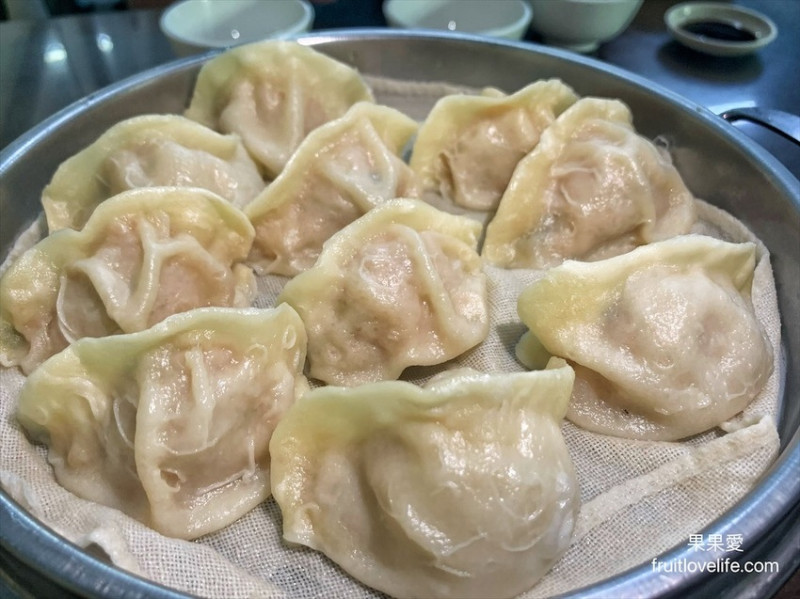 在地超熱門的海產店，想不到除了熱炒外還有賣蒸餃