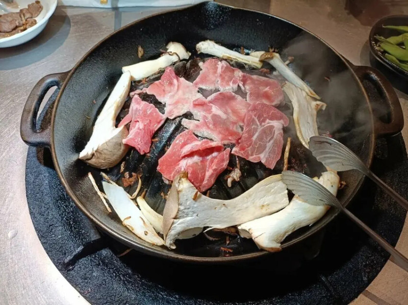 日本2024東京北海道|羊羊亭成吉思汗烤羊肉(ジンギスカン 羊羊亭)。提供單點、吃到飽兩種模式~來這裡專攻羊肉就