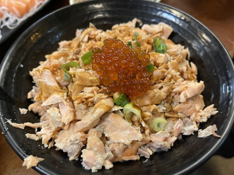 【台北萬華美食】三味食堂，超厚實大塊生魚片平價供應，韓國遊客指定造訪，西門站10分鐘可達