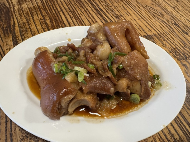 台中市西區富狀元豬腳，連續5年米其林必比登推薦，豬腳入味不粘膩，逛完審計新村值得一訪