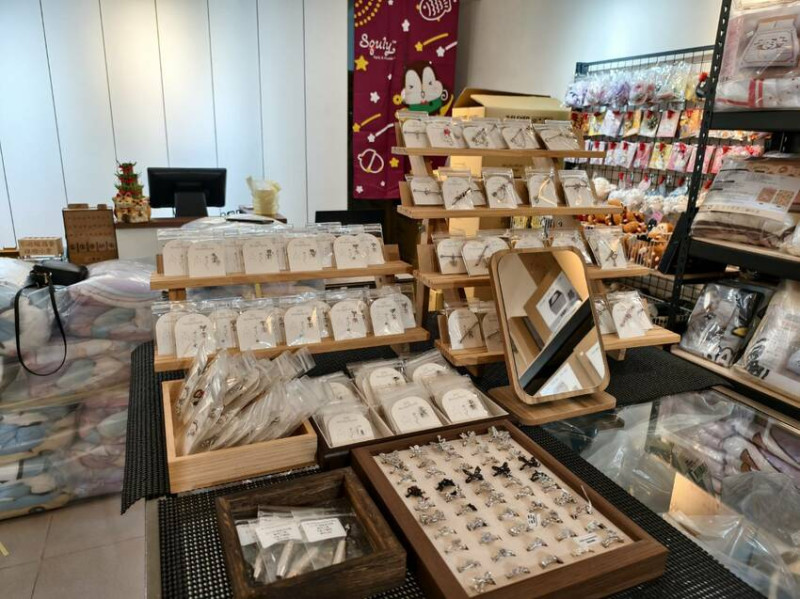 三重新開幕寄賣小店! 熱門小物、超商福袋周邊這裡都有~~