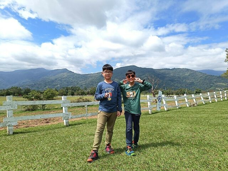 初鹿牧場 | 台東必遊親子景點．寬廣草原令人心曠神怡．近距離餵食動物好好玩！