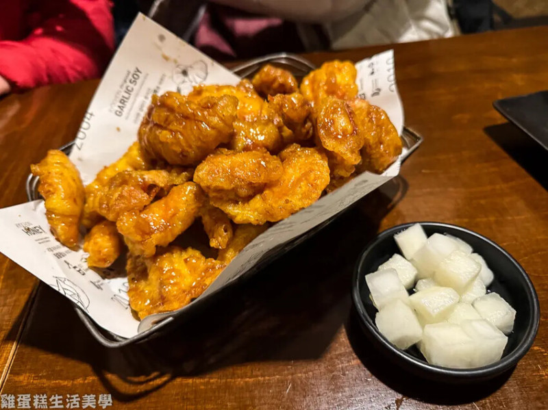 【韓國食記】橋村炸雞(弘大店) - 韓國熱門炸雞連鎖店，蜂蜜口味酸酸甜甜很唰嘴