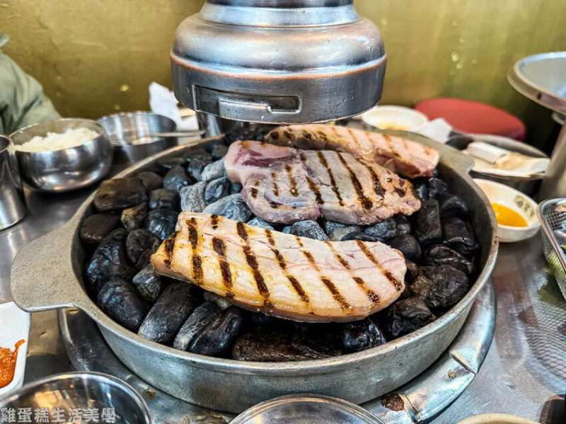 【韓國食記】小豬存錢桶石頭烤肉 - 位在弘大商圈的平價烤肉，肉質超讚還有免費大醬湯享用